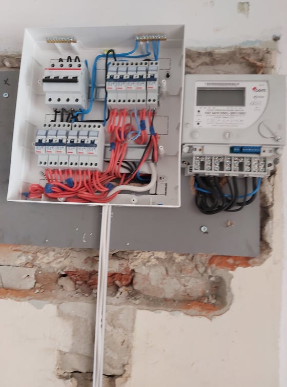Instalație electrică cu contor și tablou de distribuție