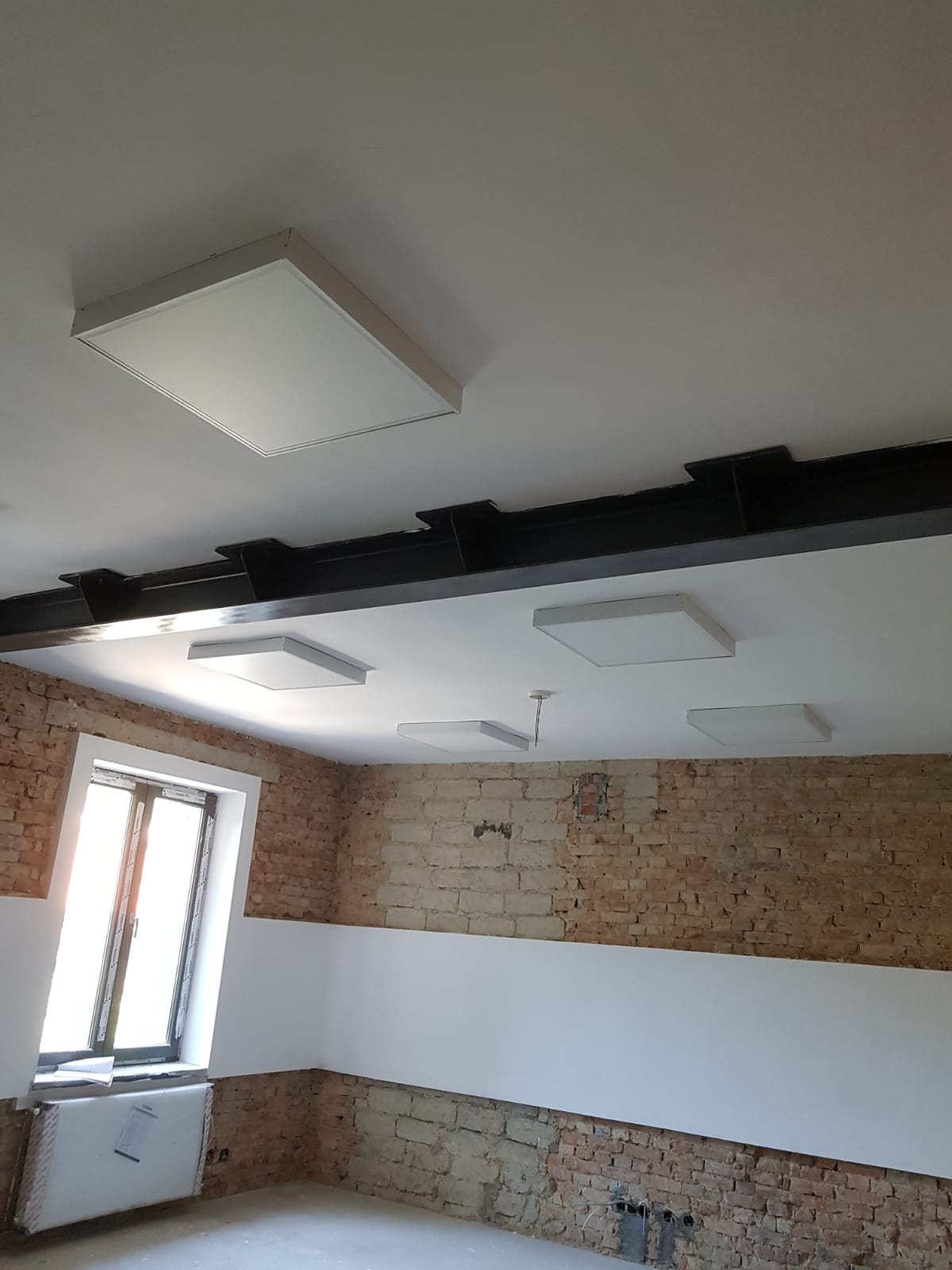 Instalație LED în tavan cu pereți de cărămidă expusă